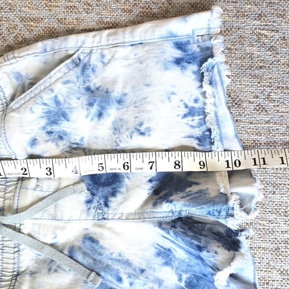 Bleach washed jean shorts | size 10/12 | elastic band | frayed hem - Picture 3 of 5